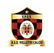 marchio si compone di una parte figurativa composta da uno scudetto con sfondo oro riportante una scacchiera di colore marchio si compone di una parte figurativa composta da uno scudetto con sfondo oro riportante una scacchiera di colore rosso e nero, con al centro un ellisse con sfondo bianco contenente due creature alate di colore verde/grigio parzialmente coperte da uno scudo suddiviso in quattro quadranti, riportanti l anno 2020 . Sotto l ellissi è rappresentato un nastro oro con scritta nera A.S.D. VELLETRI CALCIO . Al di sopra dell ellissi la scritta S.P.Q.V. di colore nero su sfondo oro. Sulla parte superiore dello scudetto è rappresentata una stella oro su sfondo nero. Il marchio si compone di una parte figurativa composta da uno scudetto con sfondo oro riportante una scacchiera di colore