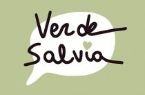 su sfondo di colore verde salvia una vignetta bianca con la scritta Verde Salvia di colore nero e un piccolo su sfondo di colore verde salvia una vignetta bianca con la scritta Verde Salvia di colore nero e un piccolo cuore sulla lettera i color verde salvia. su sfondo di colore verde salvia una vignetta bianca con la scritta Verde Salvia di colore nero e un piccolo