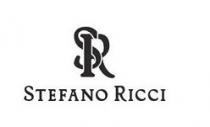 Consistente nelle lettere stilizzate S e R, intrecciate tra loro e parzialmente sfalsate in altezza, con la S in posizione Consistente nelle lettere stilizzate S e R, intrecciate tra loro e parzialmente sfalsate in altezza, con la S in posizione più alta e a sinistra della R . Al di sotto del suddetto monogramma, centrata rispetto esso, si trova la scritta STEFANO RICCI in caratteri maiuscoli con grazie. Le dimensioni dei caratteri della scritta sono inferiori alle dimensioni dei caratteri che costituiscono monogramma. Le iniziali delle due parole - S e R - sono di dimensioni leggermente più grandi delle altre lettere. Consistente nelle lettere stilizzate S e R, intrecciate tra loro e parzialmente sfalsate in altezza, con la S in posizione