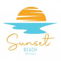 marchio consiste nell espressione Sunset BEACH Blue County in una peculiare caratterizzazione tipografica, cromatica e figurativa. In particolare, la parola marchio consiste nell espressione Sunset BEACH Blue County in una peculiare caratterizzazione tipografica, cromatica e figurativa. In particolare, la parola Sunset è in minuscolo e corsivo, di colore arancione, seguono la parola BEACH in maiuscolo e di colore azzurro e Blue County, in minuscolo, corsivo e di colore azzurro. La suddetta scritta è sovrastata dalla raffigurazione di un sole adagiato sopra al mare, i quali riprendono i colori arancione e azzurro delle scritte. Il marchio consiste nell espressione Sunset BEACH Blue County in una peculiare caratterizzazione tipografica, cromatica e figurativa. In particolare, la parola