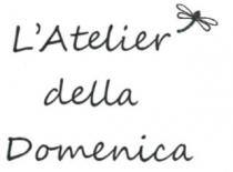 L Atelier della Domenica. Il marchio si compone della scritta nera su fondo bianco L Atelier della Domenica. Ogni parola occupa una riga L Atelier della Domenica. marchio si compone della scritta nera su fondo bianco L Atelier della Domenica. Ogni parola occupa una riga ed è centrata rispetto alla precedente. Il carattere font utilizzato è Segoe script. Sopra la lettera r della parola Atelier si trova una piccola libellula stilizzata rivolta verso l alto a destra. L Atelier della Domenica.Il marchio si compone della scritta nera su fondo bianco L Atelier della Domenica. Ogni parola occupa una riga