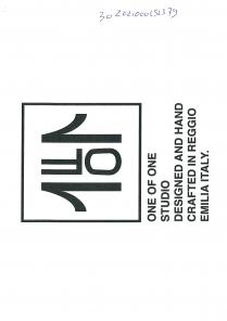 marchio figurativo misto è suddiviso in due parti: una parte in alto composta da un quadrato con bordo marchio figurativo misto è suddiviso in due parti: una parte in alto composta da un quadrato con bordo di colore nero codice ral 9005 con interno bianco codice RAL 9016 con all interno: a partire da sinistra il numero 1 ; al centro la scritta in verticale e stampatello OF e il numero 1 scritto al contrario. Al di sotto del quadrato compare invece la scritta in stampatello maiuscolo e grassetto nero codice ral 9005 con carattere helvetica neue bold : ONE OF ONE STUDIO DESIGNED AND HAND CRAFTED IN REGGIO EMILIA ITALY. Il marchio figurativo misto è suddiviso in due parti: una parte in alto composta da un quadrato con bordo