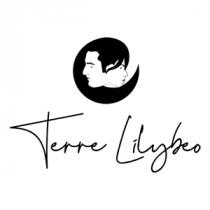 marchio figurativo Terre Lilybeo è costituito da due volti, uno maschile e uno femminile, ritratti di profilo. Al di marchio figurativo Terre Lilybeo è costituito da due volti, uno maschile e uno femminile, ritratti di profilo. Al di sotto, in posizione centrata rispetto ai volti, vi è la scritta Terre Lilybeo, con la T di Terre e la L di Lilybeo in maiscolo, in caratteri script font che simulano la calligrafia a mano . Il marchio figurativo Terre Lilybeo è costituito da due volti, uno maschile e uno femminile, ritratti di profilo. Al di