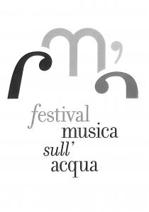 IL MARCHIO RIPORTA LA DICITURA FESTIVAL MUSICA SULL ACQUA SCRITTO IN STAMPATELLO MINUSCOLO CON LA F E LA PAROLA MARCHIO RIPORTA LA DICITURA FESTIVAL MUSICA SULL ACQUA SCRITTO IN STAMPATELLO MINUSCOLO CON LA F E LA PAROLA SULL IN CORSIVO E DISPOSTO SU 4 RIGHE CON RIENTRI DIVERSI. IL FONT DELLA F IN CORSIVO E M UTILIZZATO PER RICHIAMARE LE EFFE DEL VIOLINO. LA DICITURA E SORMONTATA DA UNA FIGURA IN GRANDE COMPOSTA DALLA PARTE SUPERIORE DELLE LETTERE F M E A CON L APOSTROFO CHE SIMBOLEGGIANO GLI ARCHI DI UN CHIOSTRO, IL RICCIOLO DEL VIOLINI E DELLE GOCCE D ACQUA. IL MARCHIO RIPORTA LA DICITURA FESTIVAL MUSICA SULL ACQUA SCRITTO IN STAMPATELLO MINUSCOLO CON LA F E LA PAROLA