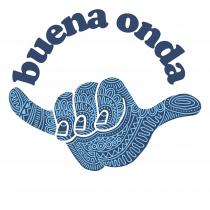 marchio raffigura un pugno chiuso con aperti solo il pollice ed il mignolo. Rappresenta il saluto shaka. Sul pugno marchio raffigura un pugno chiuso con aperti solo il pollice ed il mignolo. Rappresenta il saluto shaka. Sul pugno sono rappresentati simboli maori azzurri su sfondo blu. Sopra il pugno è riportata in blu la scritta BUENA ONDA. Lo sfondo è bianco Il marchio raffigura un pugno chiuso con aperti solo il pollice ed il mignolo. Rappresenta il saluto shaka. Sul pugno