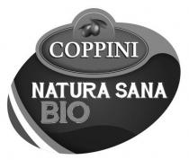 MARCHIO CONSISTENTE IN UN ETICHETTA ELLITTICA IN CUI CAMPEGGIA LA SCRITTA NATURA SANA BIO SU DUE RIGHE; DETTA ETICHETTA INCORPORA, IN MARCHIO CONSISTENTE IN UN ETICHETTA ELLITTICA IN CUI CAMPEGGIA LA SCRITTA NATURA SANA BIO SU DUE RIGHE; DETTA ETICHETTA INCORPORA, IN SOMMITA, UNA FIGURA ELLITTICA CHE INCLUDE DISEGNO STILIZZATO DI DUE OLIVE AL DI SOPRA DELLA PAROLA COPPINI . MARCHIO CONSISTENTE IN UN ETICHETTA ELLITTICA IN CUI CAMPEGGIA LA SCRITTA NATURA SANA BIO SU DUE RIGHE; DETTA ETICHETTA INCORPORA, IN