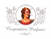 marchio Carpentieri Profumi - 1967 rappresenta l omonima storica Azienda e si compone di una parte figurativa e di una marchio Carpentieri Profumi - 1967 rappresenta l omonima storica Azienda e si compone di una parte figurativa e di una parte costituita da testo. L elemento principale è il disegno, che rappresenta un volto di donna, girato di tre quarti verso la propria sinistra. Si presenta sorridente, con i capelli raccolti ma allo stesso tempo mossi dal vento, porta una collana al collo e un vestito di colore rosso e marrone/bordeaux. Le stesse tinte calde, in varie sfumature, caratterizzano l intera figura, dandole un aspetto retrò, che vuole sottolineare l antica tradizione dell Azienda. Questo disegno è racchiuso da una cornice di colore grigio chiaro, ai lati della quale si sviluppa un motivo floreale, anch esso in grigio chiaro. Immediatamente sotto vi è il testo Carpentieri Profumi - 1967 disposto su 2 righe con giustificazione al centro, con un font corsivo del tipo script, dall aspetto elegante e del medesimo grigio della cornice. Il nome dell Azienda si estende occupare la stessa larghezza del disegno soprastante, mentre - 1967 si colloca sul rigo successivo, al centro. Il marchio Carpentieri Profumi - 1967 rappresenta l omonima storica Azienda e si compone di una parte figurativa e di una