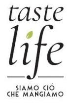 SCRITTA TASTE LIFE GUSTO DELLA VITA IN CORSIVO CON LA PAROLA, LIFE AL CENTRO IN CARATTERE DI DIMENSIONE MAGGIORE SCRITTA TASTE LIFE GUSTO DELLA VITA IN CORSIVO CON LA PAROLA, LIFE AL CENTRO IN CARATTERE DI DIMENSIONE MAGGIORE E SOTTOLINEATA. SOPRA LA LETTERA i DI LIFE E DISEGNATA UNA FOGLIOLINA VERDE. LO SLOGAN SIAMO CIO CHE MANGIAMO IN STAMPATELLO E SITUATO AL DI SOTTO. TUTTE LE PAROLE DI COLORE NERO SCRITTA TASTE LIFE GUSTO DELLA VITA IN CORSIVO CON LA PAROLA, LIFE AL CENTRO IN CARATTERE DI DIMENSIONE MAGGIORE