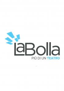 LA BOLLA PIU DI UN TEATRO IL LOGOTIPO PRESENTA UNA DISPOSIZIONE ORIGINALE DELLE LETTERE, CHE VUOLE CREARE UN GIOCO DI PAROLE LA BOLLA PIU DI UN TEATRO LOGOTIPO PRESENTA UNA DISPOSIZIONE ORIGINALE DELLE LETTERE, CHE VUOLE CREARE UN GIOCO DI PAROLE TRA LAB E LA BOLLA : LA ROTONDITA DELLE LETTERE, INOLTRE, RICHIAMA VISIVAMENTE L IMMAGINE STILIZZATA DI UNA BOLLA. LA COSTRUZIONE DEGLI ELEMENTI VISIVI DEL LOGO SI E BASATA SUGLI ELEMENTI COSTRUTTIVI DELL EDIFICIO CHE OSPITA IL TEATRO, LE CUI FACCIATE SONO RIVESTITE DI MATTONCINI COLORATI. QUESTI MATTONCINI, ARROTONDATI E VARIEGATI NELLE DIMENSIONI, OFFRONO UN APPIGLIO VISIVO E UN LEGAME TRA CONTENITORE EDIFICIO E CONTENUTO TEATRO . LA BOLLA PIU DI UN TEATRO IL LOGOTIPO PRESENTA UNA DISPOSIZIONE ORIGINALE DELLE LETTERE, CHE VUOLE CREARE UN GIOCO DI PAROLE