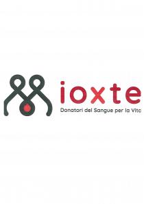 marchio consiste nella scritta IOXTE, dove la parola IO e la parola TE sono riprodotte in rosso scuro e marchio consiste nella scritta IOXTE, dove la parola IO e la parola TE sono riprodotte in rosso scuro e X in rosso chiaro. Sotto la scritta vi è la dicitura Donatori di sangue per la vita in colore nero. Sulla sinistra della scritta vi è l immagine stilizzata di due sagome di persone create da un unica linea nera continua, che unendosi formano, nella parte bassa, una goccia di colore rosso. Il tutto su sfondo bianco. Il marchio consiste nella scritta IOXTE, dove la parola IO e la parola TE sono riprodotte in rosso scuro e