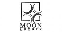 marchio Moon Luxury, tradotto in italiano luna lussuosa, è costituito dal pittogramma in alto composto da quattro mezzelune intersecate marchio Moon Luxury, tradotto in italiano luna lussuosa, è costituito dal pittogramma in alto composto da quattro mezzelune intersecate da una silhouette quadrata; il tutto assume una forte impronta identificativa: è infatti un simbolo da forte richiamo al naming Moon Luxury posizionato in basso. Il naming Moon Luxury è realizzato su due righe con un font di stile Serif. Il marchio Moon Luxury, tradotto in italiano luna lussuosa, è costituito dal pittogramma in alto composto da quattro mezzelune intersecate