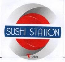 Sushi station. Marchio figurativo costituito dalle parole sushi e station, in orizzontale, le cui lettere di colore bianco su sfondo Sushi station. Marchio figurativo costituito dalle parole sushi e station, in orizzontale, le cui lettere di colore bianco su sfondo blu sono poste al centro di un cerchio rosso con contorno bianco, in rilievo, che simboleggia un roll di sushi al tonno. Al centro, in basso, la parola Tribeca, la cui prima lettera T, di colore rosso, simboleggia un pi greco, mentre resto della parola ribeca è di colore nero. Sushi station. Marchio figurativo costituito dalle parole sushi e station, in orizzontale, le cui lettere di colore bianco su sfondo