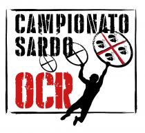 su sfondo bianco scritta nera CAMPIONATO SARDO scritta rossa OCR, tre cerchi crociati di cui uno con i quattro mori, su sfondo bianco scritta nera CAMPIONATO SARDO scritta rossa OCR, tre cerchi crociati di cui uno con i quattro mori, atleta in sospensione su due cerchi di cui uno con quattro mori su sfondo bianco scritta nera CAMPIONATO SARDO scritta rossa OCR, tre cerchi crociati di cui uno con i quattro mori