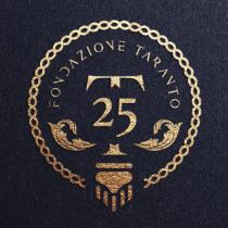 il marchio Fondazione Taranto 25 si presenta su sfondo nero ed elementi denominativi e figurativi in rilievo di colore dorato. marchio Fondazione Taranto 25 si presenta su sfondo nero ed elementi denominativi e figurativi in rilievo di colore dorato. Alla base di un cerchio - rappresentato attraverso degli intrecci a maglie semi-ovali - è posta l immagine stilizzata di una colonna dorica, che interrompe l immagine circolare. All interno del semicerchio è presente il numero 25 su cui si innesta la lettera T, spezzata al centro. L immagine della T e del numero 25, a loro volta, sono poste sull immagine stilizzata della colonna sopra citata. Ai lati, alla base della T sono presenti le immagini contrapposte e stilizzate in maniera creativa di due delfini . La scritta FONDAZIONE TARANTO in carattere maiuscolo di fantasia è rappresentata in semicerchio ed è posta sopra la raffigurazione della T e del numero 25 il marchio Fondazione Taranto 25 si presenta su sfondo nero ed elementi denominativi e figurativi in rilievo di colore dorato.