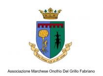 marchio consiste in un immagine di fantasia composta sostanzialmente da tre elementi, ovvero una corona, uno scudetto e uno striscione marchio consiste in un immagine di fantasia composta sostanzialmente da tre elementi, ovvero una corona, uno scudetto e uno striscione contenente una frase in lingua latina Vita longa est si uti scias, che significa la vita è lunga se sai farne uso . Al di sotto di tale immagine è presente la dicitura Associazione Marchese Onofrio Del Grillo Fabriano . Il marchio consiste in un immagine di fantasia composta sostanzialmente da tre elementi, ovvero una corona, uno scudetto e uno striscione