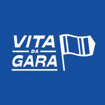 marchio consiste nell espressione VITA DA GARA rappresentato dalla parola VITA scritta in carattere maiuscolo e colore bianco, dalla parola marchio consiste nell espressione VITA DA GARA rappresentato dalla parola VITA scritta in carattere maiuscolo e colore bianco, dalla parola DA posta sotto la prima al centro in carattere maiuscolo ma più piccolo rispetto la prima e in colore bianco. La suddetta parola divide una linea di colore bianco. Al disotto è posta la parola GARA in carattere maiuscolo e colore bianco avente sotto una linea di colore bianco. Il tutto su sfondo di colore blu. Al lato a destra è rappresentata da una bandiera stilizzata di colore bianco e blu. Il marchio consiste nell espressione VITA DA GARA rappresentato dalla parola VITA scritta in carattere maiuscolo e colore bianco, dalla parola