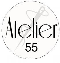 Cerchio tratteggiato con al centro la scritta Atelier e sotto la parola Atelier il numero 55 . Sullo sfondo la sagoma Cerchio tratteggiato con al centro la scritta Atelier e sotto la parola Atelier numero 55 . Sullo sfondo la sagoma di un ago inclinato da destra verso sinistra, con un filo infilato nella cruna che fa 2 giri e mezzo in aria intorno all ago partendo da destra e girandogli dietro per poi ricomparire davanti all ago giro che si ripete per due volete e mezza fermandosi a a 1/4 dalla punta. Cerchio tratteggiato con al centro la scritta Atelier e sotto la parola Atelier il numero 55 . Sullo sfondo la sagoma