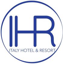 Il marchio consiste nella dicitura IHR ITALY HOTEL RESORT scritta in caratteri di fantasia blu. Tale dicitura appare all interno