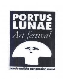 Il logo di Portus Art Festival ha forma squadrata. La scritta Portus Lunae è bianca