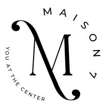 Il marchio consiste nella scritta MAISON 7 YOU AT THE CENTER in caratteri di fantasia, che tradotta significa casa 7