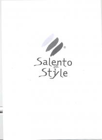 IL MARCHIO CONSISTE NELLA DICITURA SALENTO MED STYLE RIPRODOTTA CON UN PUNTINO SOPRA. NELLA PARTE SUPERIORE DELLA SUDDETTA DICITURA SONO