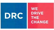 DRC E WE DRIVE THE CHANGE SONO LE SCRITTE POSTE ALL INTERNO DI DUE RIQUADRI AFFIANCATI E COLORATI DI BLU OTTANIO