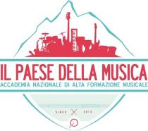 Scritta in rosso IL PAESE DELLA MUSICA sottolineata da ACCADEMIA NAZIONALE DI ALTA FORMAZIONE MUSICALE in turchese comprese tra due