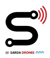 SARDA DRONES Marchio figurativo contenente elementi verbali, costituito dalla stilizzazione della lettera S e dalla scritta SARDA DRONES, di