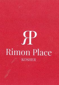RIMON PLACE kosher al di sopra un immagine stilizzata che riproduce la lettera R di RIMON ORIGINE LINGUA EBRAICA Melograno