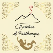 Dicitura L Atelier di Parthenope al centro. Al di sopra della dicitura L Atelier di Parthenope vi è un disegno di fantasia.