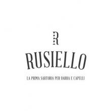 RUSIELLO, LA PRIMA SARTORIA PER BARBA E CAPELLIIl marchio consiste nella scritta in forma curva Rusiello, il cognome del titolare.