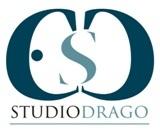 Il logo è composto da tre monogrammi che ripropongono le sigle di tre nomi. Il font usato è un futura