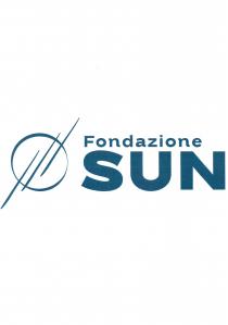 IL MARCHIO CONSISTE NELLA SCRITTA FONDAZIONE SUN, CON UN CERCHIO ATTRAVERSATO DA TRE LINEE PARALLELE OBLIQUE, POSIZIONATO PRIMA DELLA SCRITTA.