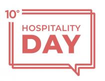 Scritta Hospitality Day Giornata dell ospitalità carattere Bastoni, Pantone 55-6c, racchiusa dentro un bordo a forma di vignetta rettangolare, con al