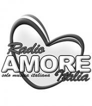 RADIO AMORE ITALIA. Il marchio è composto dalla scritta AMORE in carattere Arial arrotondato che si adagia su una sagoma