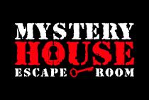 Scritta Mystery House Escape Room su due righe sulla prima riga Mystery House sulla seconda Escape Room nella o di