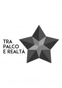 Il marchio consiste nella dicitura tra palco e realtà incolonnata sul lato sinistro e a fianco ad essa, lato destro