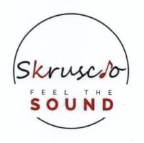 SKRUSCIO FEEL THE SOUND. IL LOGO E DI FORMA CIRCOLARE ED E ALL INTERNO DI UN CERCHIO SPEZZATO NELLA PARTE INFERIORE.