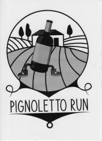 IN PRIMO PIANO UNA BOTTIGLIA DI VINO INCLINATA VERSO DESTRA CON ATTACCATE DUE GAMBE LE QUALI SCOMPAIONO IN DUE SCARPE