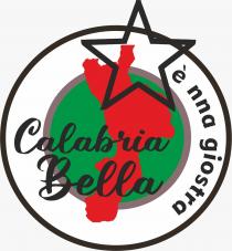 LOGO CIRCOLARE CON DICITURA CALABRIA BELLA SU FONDO SAGOMA CALABRIA IN ROSSO SU CERCHIO VERDE CON CONTORNO GRIGIO,SIGLA E