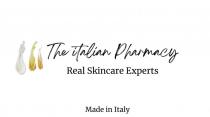 Scritta The Italian Pharmacy a carattere corsivo carattere Breathing nero con 3 gocce sul lato sinistro, seconda.