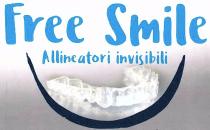 FREE SMILE - Il marchio di forma rettangolare consiste nelle parole Allineatori invisibili sormontato dalle parole Free Smile tradotto sorriso