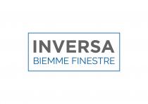 Il marchio si compone della dicitura INVERSA BIEMME FINESTRE in maiuscolo. Nello specifico la parola INVERSA è di corpo più