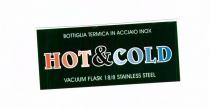 IL MARCHIO SI COMPONE DELLA SCRITTA HOT COLD SU SFONDO VERDE, IN CAR ATTERI STAMPATELLO STILIZZATI, BORDATI IN BIANCO. MARCHIO SI COMPONE DELLA SCRITTA HOT COLD SU SFONDO VERDE, IN CAR ATTERI STAMPATELLO STILIZZATI, BORDATI IN BIANCO. LA PAROLA HOT E DI COLORE ROSSO DEGRADANTE IN ROSA DA SINISTRA VERSO DESTRA, LA PAROLA CO IL MARCHIO SI COMPONE DELLA SCRITTA HOT COLD SU SFONDO VERDE, IN CAR ATTERI STAMPATELLO STILIZZATI, BORDATI IN BIANCO.