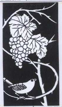 DISEGNO CON FIGURA DI TRE RAMI SPINOSI. IL PRIMO RAMO IN ALTO FORMA LA PARTE SUPERIORE DI UNA S E DISEGNO CON FIGURA DI TRE RAMI SPINOSI. PRIMO RAMO IN ALTO FORMA LA PARTE SUPERIORE DI UNA S E SI DIVIDE IN ALTRI TRE RAMI, UNO DEI QUALI DA ORIGINE A DUE FOGLIE DI VITE E UN GRAPPOLO D UVA. NELLA PARTE SOTTOSTANTE VI E UN RAMO VERTICALE CHE SI INTERSECA CON UN ALTRO RAMO CURVO CHE FORMA LA PARTE INFERIORE DELLA S. SU QUESTO ULTIMO RAMO VISIBILE UN PICCOLO UCCELLINO VISTO DI FIANCO IN ATTEGGIAMENTO DI CANTO. DISEGNO CON FIGURA DI TRE RAMI SPINOSI. IL PRIMO RAMO IN ALTO FORMA LA PARTE SUPERIORE DI UNA S E