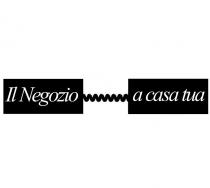 IL MARCHIO CONSISTE NELL ETICHETTA IL NEGOZIO A CASA TUA SCRITTA IN CARATTERE CORSIVO PARTICOLARE IN CUI LE PAROLE IL NEGOZIO MARCHIO CONSISTE NELL ETICHETTA IL NEGOZIO A CASA TUA SCRITTA IN CARATTERE CORSIVO PARTICOLARE IN CUI LE PAROLE IL NEGOZIO SONO SITUATE ALL INTERNO DI UN RETTANGOLO DI TONALITA CONTRASTANTE RISPETTO ALLO SFONDO E IN CUI LE LETTERE I E N SONO IN STAMPATELLO CORSIVO MAIUSCOLO. LE PAROLE A CASA TUA, SCRITTE IN CARATTERE STAMPATELLO MINUSCOLO PARTICOLARE SONO SITUATE ALL INTERNO DI UN RETTANGOLO DI TONALITA CONTRASTANTE RISPETTO ALLE SUDDETTE PAROLE. I DUE RETTANGOLI SONO COLLEGATI TRA LORO DA UN CORDONE SPIRALIFORME. FIGURATIVO . IL MARCHIO CONSISTE NELL ETICHETTA IL NEGOZIO A CASA TUA SCRITTA IN CARATTERE CORSIVO PARTICOLARE IN CUI LE PAROLE IL NEGOZIO