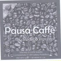 IL MARCHIO E COSTITUITO DA UN QUADRATO AVENTE COME SFONDO UN IMMAGINE CHE RAPPRESENTA CHICCHI DI CAFFE, AL CENTRO DEL MARCHIO E COSTITUITO DA UN QUADRATO AVENTE COME SFONDO UN IMMAGINE CHE RAPPRESENTA CHICCHI DI CAFFE, AL CENTRO DEL RIQUADRO C E SCRITTO IN GRANDE PAUSA CAFFE CHE E IL NOME DEL PRODOTTO, AL DI SOTTO E RIPORTATA LA SCRITTA ...UN DESIDERIO ESPRESSO CHE RAPPRESENTA LO SLOGAN. SUL MARGINE INFERIORE DEL RIQUADRO SI TROVA LA DICITURA MISCELA DI CAFFE TOSTATO CONFEZIONATO IN ATMOSFERA PROTETTIVA OLTRE ALLE INDICAZIONI RIGUARDANTI IL PESO NETTO. IL MARCHIO E COSTITUITO DA UN QUADRATO AVENTE COME SFONDO UN IMMAGINE CHE RAPPRESENTA CHICCHI DI CAFFE, AL CENTRO DEL