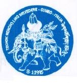 DISEGNO DI ELEFANTE CON UN CRISTALLO BIANCO E SFONDO BLU E SCRITTA TEK CIOK SAM LING MEN CIO LING, CON DISEGNO DI ELEFANTE CON UN CRISTALLO BIANCO E SFONDO BLU E SCRITTA TEK CIOK SAM LING MEN CIO LING, CON TRASLITTERAZIONE IN TIBETANO, BELVEDERE CN ITALIA 8.1.1995 MARCHIO FIGURATIVO A COLORI DISEGNO DI ELEFANTE CON UN CRISTALLO BIANCO E SFONDO BLU E SCRITTA TEK CIOK SAM LING MEN CIO LING, CON