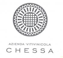 IL MARCHIO RAPPRESENTA UNA PINTADERA . LA PARTE ESTERNA E COSTITUITA DA UNA SORTA DI CIRCONFERENZA A ZIG ZAG. A QUESTA MARCHIO RAPPRESENTA UNA PINTADERA . LA PARTE ESTERNA E COSTITUITA DA UNA SORTA DI CIRCONFERENZA A ZIG ZAG. A QUESTA SI AGGIUNGONO DUE CERCHI UNITI FRA LORO DA RAGGI EQUIDISTANTI. LA PARTE INTERNA E FORMATA DA TANTI PICCOLI QUADRATINI ATTI A COSTITUIRE FRA LORO UN QUADRATO IRREGOLARE. COMPLETA IL LOGO LA SCRITTA POSTA SU DUE RIGHE: AZIENDA VITIVINICOLA E CHESSA . IL MARCHIO RAPPRESENTA UNA PINTADERA . LA PARTE ESTERNA E COSTITUITA DA UNA SORTA DI CIRCONFERENZA A ZIG ZAG. A QUESTA