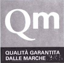 IL MARCHIO COLLETTIVO QM, COME DAGLI UNITI ESEMPLARI, È COSTITUITO DA UN SEGNO GRAFICO: UN QUADRATO ALL INTERNO DEL QUALE SONO MARCHIO COLLETTIVO QM, COME DAGLI UNITI ESEMPLARI, È COSTITUITO DA UN SEGNO GRAFICO: UN QUADRATO ALL INTERNO DEL QUALE SONO PRESENTI DUE RETTANGOLI, DI CUI QUELLO SUPERIORE CON SFONDO DI COLORE GRIGIO, CONTENENTE LE LETTERE Q MAIUSCOLA ED M MINUSCOLA ENTRAMBE DI COLORE BIANCO. IL RETTANGOLO INFERIORE CON SFONDO DI COLORE NERO, PRESENTA UN LOGOTIPO CON LA DICITURA IN MAIUSCOLO QUALITA GARANTITA DALLE MARCHE DI COLORE BIANCO. IL CARATTERE UTILIZZATO PER IL LOGOTIPO È UNIVERS BOLD. IL MARCHIO COLLETTIVO QM, COME DAGLI UNITI ESEMPLARI, È COSTITUITO DA UN SEGNO GRAFICO: UN QUADRATO ALL INTERNO DEL QUALE SONO